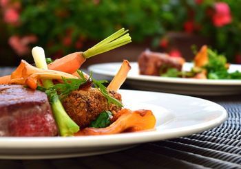 talerz z jedzeniem ustawiony na stole