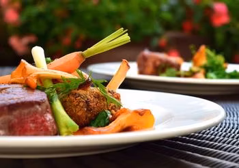 talerz z jedzeniem ustawiony na stole