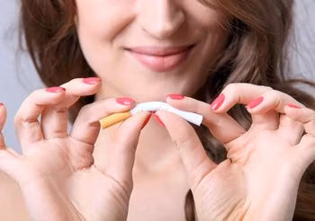 kobieta łamie papierosa