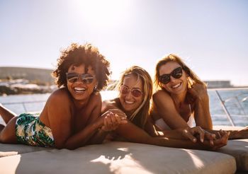 Roześmiane dziewczyny się opalają