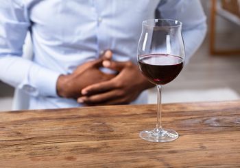 Ból brzucha po alkoholu może pojawić się w wyniku drażniącego działania etanolu na błonę śluzową przewodu pokarmowego.