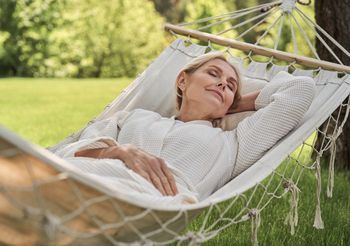 Antybiotyk a słońce: podczas antybiotykoterapii powinniśmy zrezygnować z opalania i wybrać relaks w cieniu.