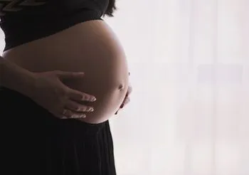 kobieta w ciąży z odsłoniętym brzuchem