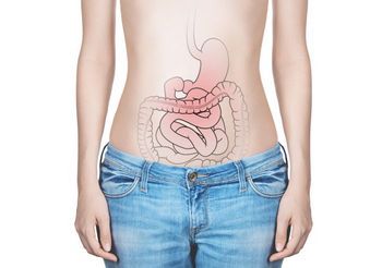 kobieta odczuwa ból brzucha