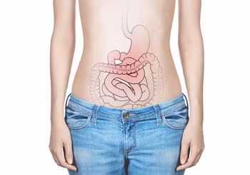 kobieta odczuwa ból brzucha