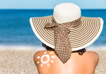 kobieta opala się nad morzem