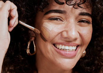 Podkłady (również te z filtrem UV) możemy podzielić w zależności od konsystencji i działania – od lekkich i mało kryjących po kamuflujące do trwałego makijażu. Fot. Adobe Stock.