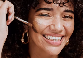 Podkłady (również te z filtrem UV) możemy podzielić w zależności od konsystencji i działania – od lekkich i mało kryjących po kamuflujące do trwałego makijażu. Fot. Adobe Stock.