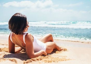 kobieta opala się na plaży